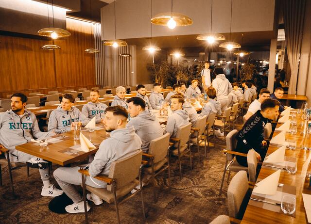 Das Camp begann mit einem gemeinsamen Abendessen. | Foto: SVR/Schröckelsberger