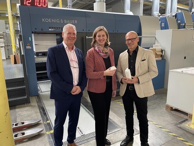 Styria Print-Geschäftsführer Roland Schachner, Landesrätin Barbara Eibinger-Miedl und Cellstar-Chef Georg Brandstätter in der Druckerei in Gratkorn. Sie präsentieren das neue nachhaltige Refill-System für Kosmetika. | Foto: RegionalMedien Steiermark