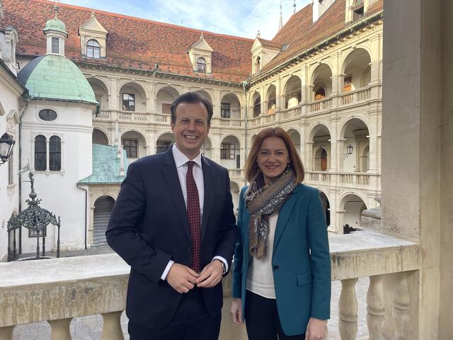 Die ersten 100 Tage in der Landesregierung liegen hinter ihnen: Landesrat Karlheinz Kornhäusl und Simone Schmiedtbauer blickten zurück und in die Zukunft. | Foto: RegionalMedien