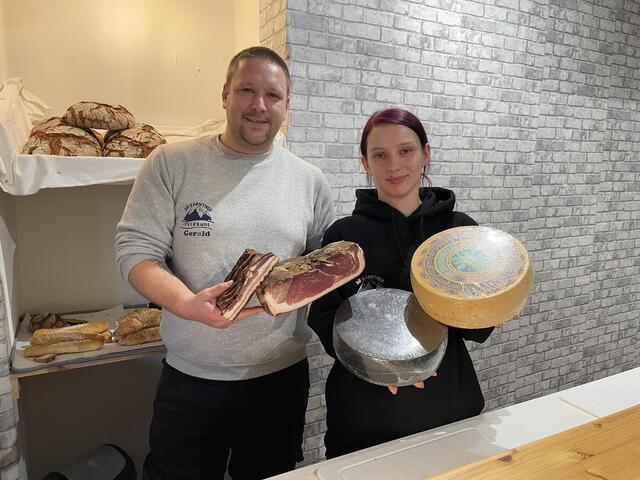 Das Ehepaar Gerald und Sandra Walkensteiner bieten gemeinsam regionale Waren an - vor allem Speck, aber auch Käse, Marmeladen, Schokolade oder Liköre.  | Foto: MeinBezirk.at