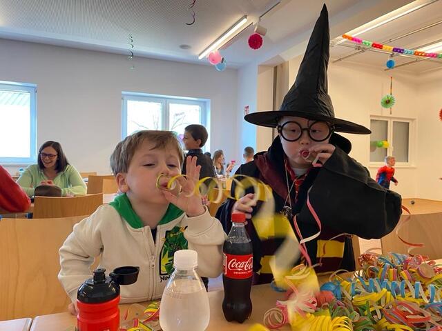 Die beiden Cousins Leo Österreich und David Zeller (als Harry Potter) hatten sichtlich Spaß mit den Luftschlangen.  | Foto: Christian Zeller