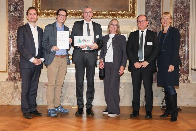 Die Vertreter der MINT Region Landeck freuen sich über die Verleihung des Qualtitätslabels | Foto: Austria Wirtschaftsservice GmbH/APA-Fotoservice/Schedl