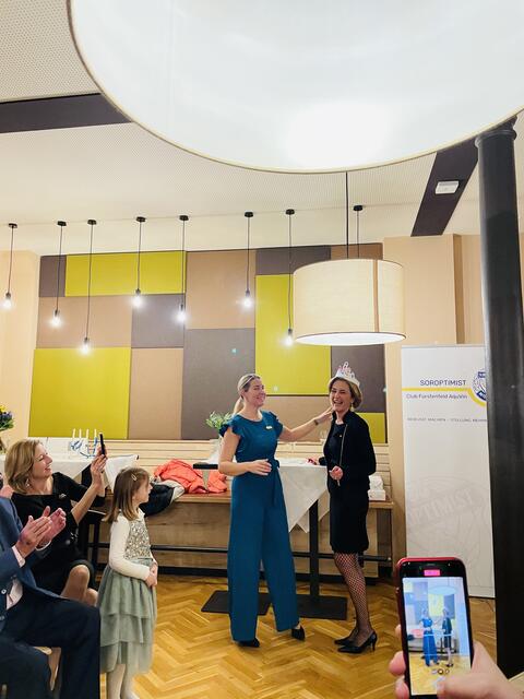 Eine liebenswürdige Tradition, die alle die Handys zücken ließ: seit Kinder für eine der planmäßig immer nach zwei Jahren stattfindende Übergabe der Präsidentschaft eine Krone gebastelt hatten, wird diese nun bei jedem Wechsel an die neue Präsidentin übergeben - die sie wie einen Augapfel hütet. | Foto: Jeitler