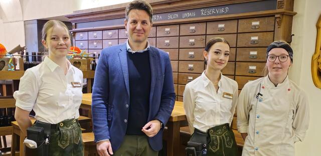 Geschäftsführer Paul Steininger mit drei seiner Lehrlinge (von links): Sabrina Winklbauer, Simone Katzenschläger und Lara Koller. | Foto: Freistädter Bier
