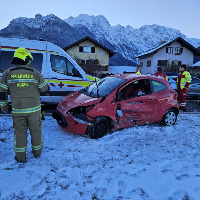 Nach einem Verkehrsunfall auff der B159 war die Freiwillige Feuerwehr Kuchl vor Ort im Einsatz. | Foto: Freiwillige Feuerwehr Kuchl