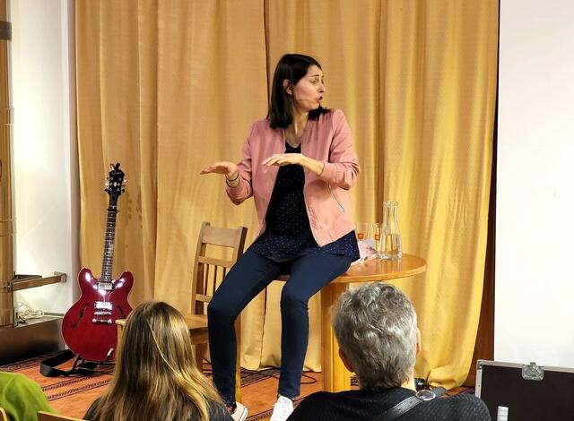 Das Thema Kind betrachtete Chrissi Buchmasser von allen Seiten.  | Foto: Herbert Guggi