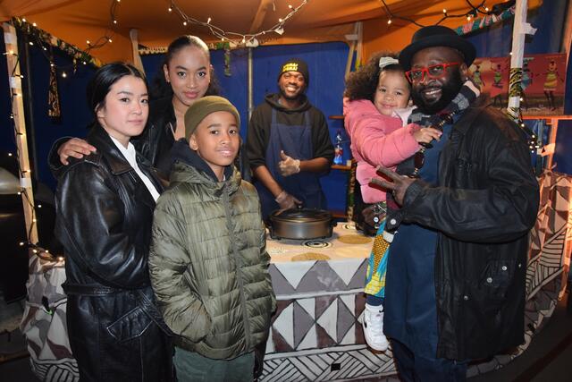 Für das leibliche Wohl der Gäste wurde gesorgt. Sänger der Band Unique II, Felix Okon (re.) kam mit seiner Familie.  | Foto: Patricia Hillinger