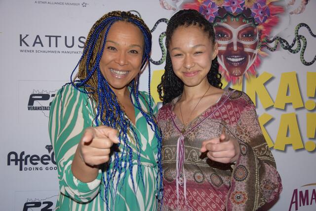 Sängerin Stella Jones (li.) freute sich auf die bunte, heiße Show.  | Foto: Patricia Hillinger