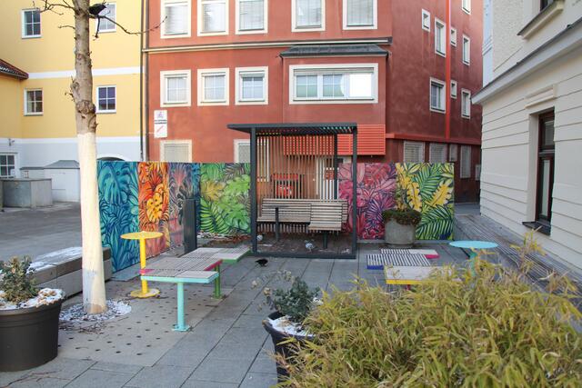 Die Sitzecke in der Wohlmayrgasse ist ein Pilotprojekt dafür, den Jugendlichen Platz zu geben. | Foto: BRS