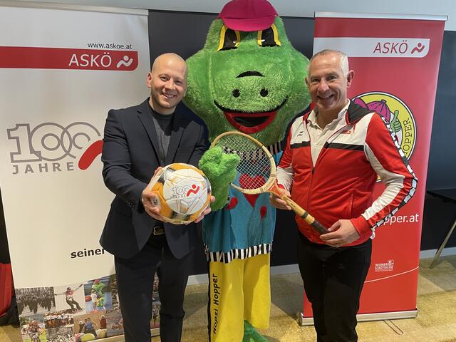 ASKÖ-Präsident Maximillian Köllner, ASKÖ Fit Frosch Hopsi Hopper und Landesgeschäftsführer Andreas Ponic freuen sich auf sportreiches Jubiläumsjahr.  | Foto: Stefan Schneider