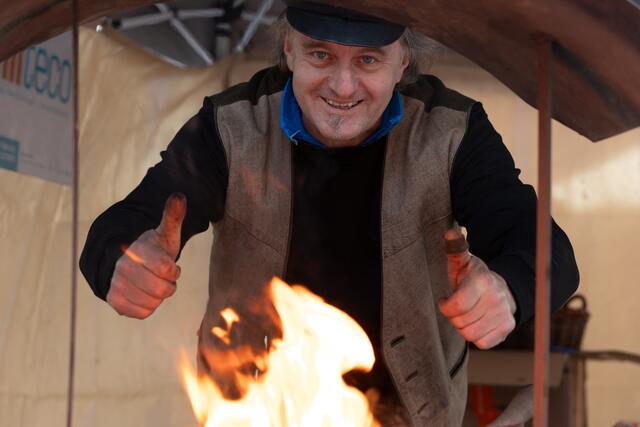 Kunstschmied Sepp Pichler sammelte mit seinen geschmiedeten Herzen Spenden für den kleinen Jonas | Foto: Erich Suppan