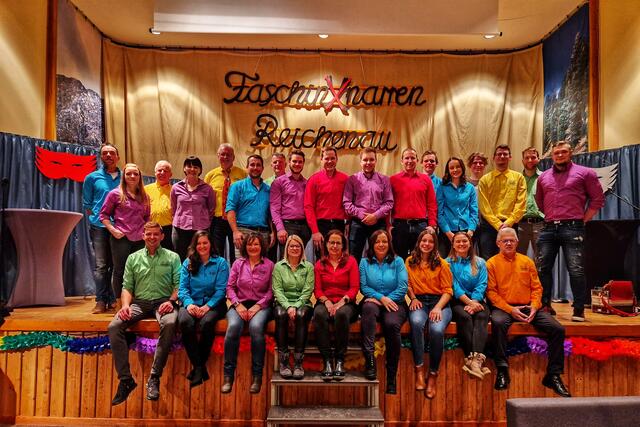 Farbenfroh und voller Humor sind die Mitglieder der Reichenauer FaschinXnarren mit Obfrau Simone Brandstätter wieder im Einsatz.  | Foto: Privat