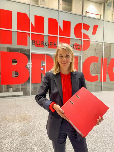 Bürgermeisterkandidatin und StR Elisabeth Mayr gibt die Unterstützungserklärungen und Wahlwerberliste der SPÖ Innsbruck für die GR Wahl im Rathaus ab. | Foto: SPÖ