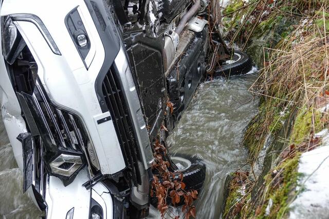 In Steinholz landete ein Pkw-Lenker im Bachbett, nachdem er auf der spiegelglatten Fahrbahn die Kontrolle über sein Fahrzeug verloren hatte. | Foto: Doku NÖ