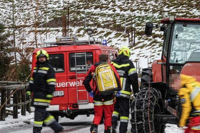 In Steinholz landete ein Pkw-Lenker im Bachbett, nachdem er auf der spiegelglatten Fahrbahn die Kontrolle über sein Fahrzeug verloren hatte. | Foto: Doku NÖ