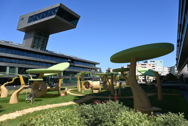 Idee 5: Energie Spende Wald
Ein Wald spendet Schatten und Erholung im städtischen Bereich. Gleichzeitig laden Trampoline und XL-Hamsterräder für Menschen dazu ein, mit eigener Bewegung Strom zu erzeugen und einem guten Zweck zu spenden. | Foto: Ludwig Boltzmann Institut für digitale Gesundheit und Prävention