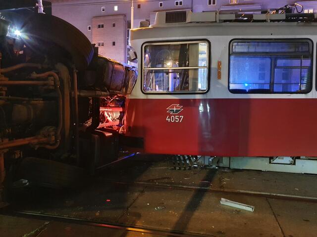 Ein Lkw kollidierte am Montagabend in der Donaustadt mit einer Bim und kippte um. Fünf Personen wurden insgesamt verletzt, der Lkw-Lenker schwer. | Foto: Stadt Wien | Feuerwehr