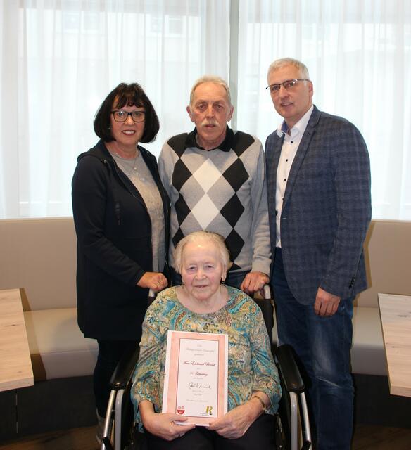 Foto von links: Gemeinderätin Emma Berndl, Manfred Berndl, Bürgermeister Gerhard Wandl
Vorne: Edeltraud Berndl | Foto: Marktgemeinde Rastenfeld