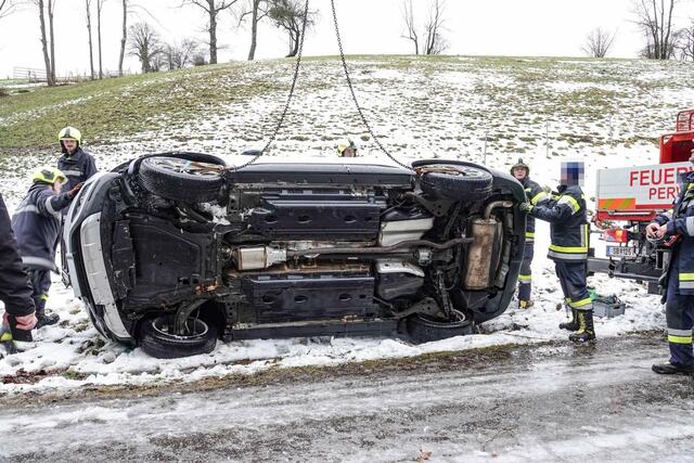 In Steinholz landete ein Pkw-Lenker im Bachbett, nachdem er auf der spiegelglatten Fahrbahn die Kontrolle über sein Fahrzeug verloren hatte. | Foto: Doku NÖ