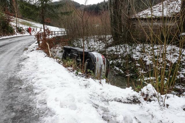 In Steinholz landete ein Pkw-Lenker im Bachbett, nachdem er auf der spiegelglatten Fahrbahn die Kontrolle über sein Fahrzeug verloren hatte. | Foto: Doku NÖ