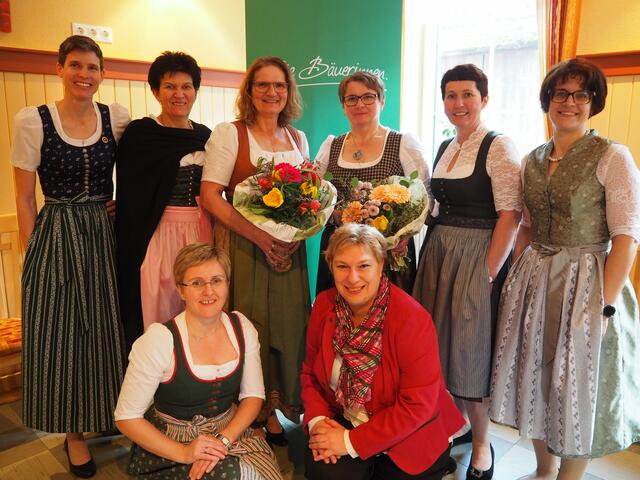 stehend: Anita Fürlinger, Andrea Geizenauer, Bezirksbäuerin Regina Kaltenbrunner, Gebietsbäuerin Eva Sinhuber, Judith Pulker, Margit Stummer. knieend: Michaela Tiebenbacher, Sandra Feyter | Foto: privat