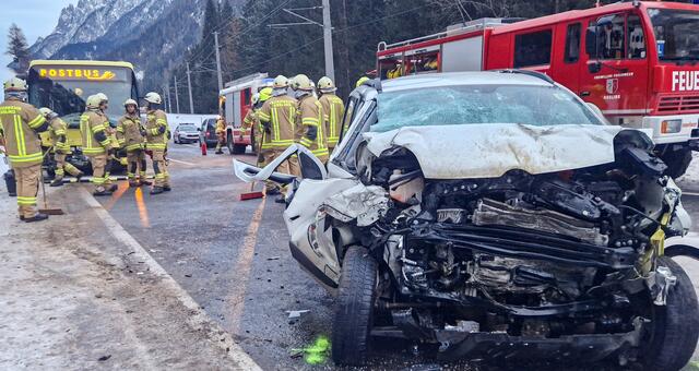 Bei dem Frontalscrash kamen die Mutter und zwei ihrer Söhne ums Leben. Der dritte Bub schwebt in Lebensgefahr. | Foto: Markus Mayr