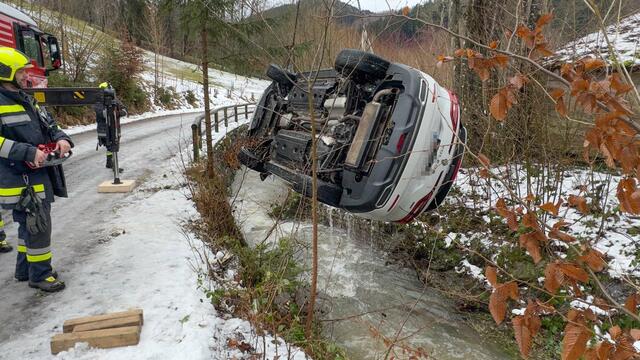 In Steinholz landete ein Pkw-Lenker im Bachbett, nachdem er auf der spiegelglatten Fahrbahn die Kontrolle über sein Fahrzeug verloren hatte. | Foto: Doku NÖ