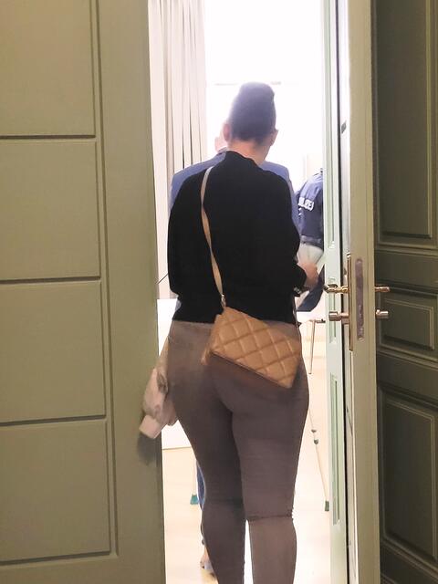 Die angeklagte Mostviertlerin betritt den Gerichtssaal in St. Pölten. | Foto: Ilse Probst
