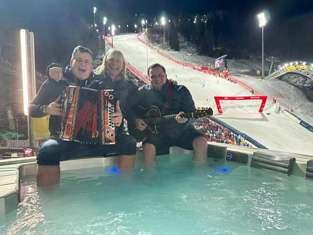 Schlagerstar Marc Pircher wagte ein Ständchen im Whirlpool. | Foto: Hollinger