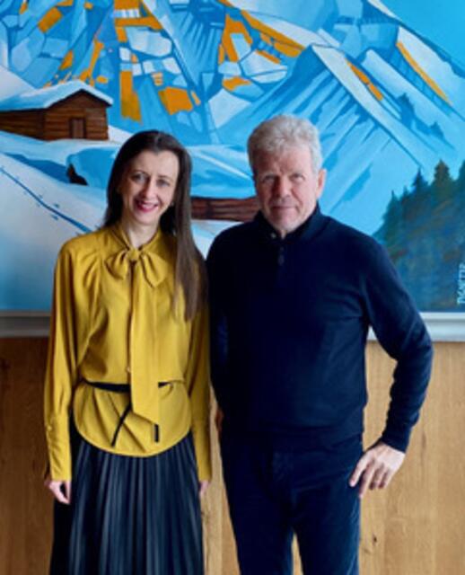 Hoteldirektorin Veronika Kuna mit Künstler Rudolph Pigneter. | Foto: Kitz Art