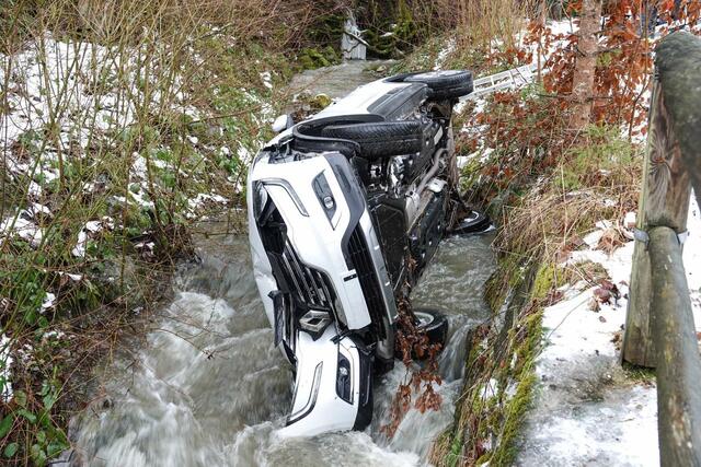 In Steinholz landete ein Pkw-Lenker im Bachbett, nachdem er auf der spiegelglatten Fahrbahn die Kontrolle über sein Fahrzeug verloren hatte. | Foto: Doku NÖ