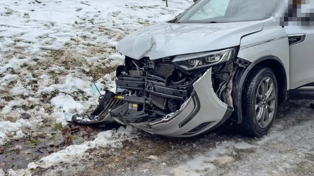 In Steinholz landete ein Pkw-Lenker im Bachbett, nachdem er auf der spiegelglatten Fahrbahn die Kontrolle über sein Fahrzeug verloren hatte. | Foto: Doku NÖ