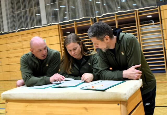 Schul-Pädagogen und Pädagoginnen verschiedenster Sportarten im Einsatz an der sport-MS kufstein. | Foto: Schwaighofer