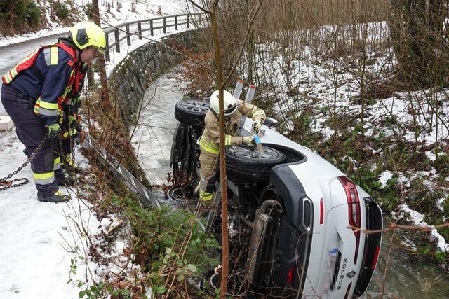 In Steinholz landete ein Pkw-Lenker im Bachbett, nachdem er auf der spiegelglatten Fahrbahn die Kontrolle über sein Fahrzeug verloren hatte. | Foto: Doku NÖ