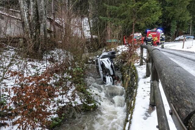 In Steinholz landete ein Pkw-Lenker im Bachbett, nachdem er auf der spiegelglatten Fahrbahn die Kontrolle über sein Fahrzeug verloren hatte. | Foto: Doku NÖ
