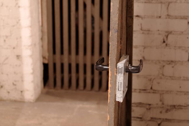 In einem Mehrparteienhaus am Gollweg stellte die Polizei fest, dass drei Kellerabteile aufgebrochen wurden. | Foto: Datenschutz-Stockfoto/PantherMedia