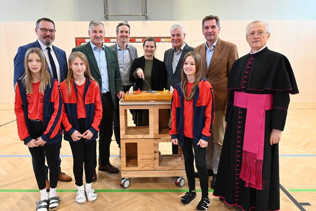 v.l.: Dietmar Nahringbauer (Bildungsdirektion NÖ), Sportstadtrat Peter Engelbrechtsmüller, Herbert Haidler (Direktor Sportmittelschule), Gemeinderätin Silvia Hraby (Obfrau der Mittelschulgemeinde),
Landtagsabgeordneter Anton Kasser, Bürgermeister Werner Krammer und Dechant Herbert Döller mit Schülerinnen der SMS Waidhofen. | Foto: Stadt Waidhofen/Y.