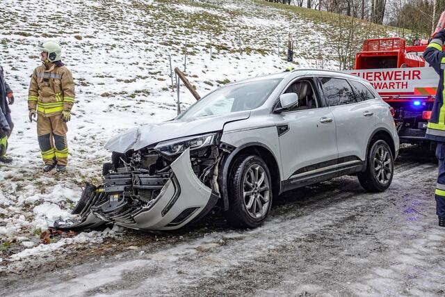 In Steinholz landete ein Pkw-Lenker im Bachbett, nachdem er auf der spiegelglatten Fahrbahn die Kontrolle über sein Fahrzeug verloren hatte. | Foto: Doku NÖ