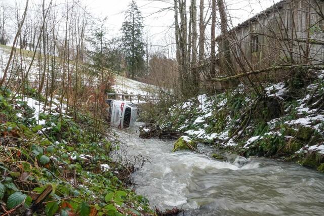 In Steinholz landete ein Pkw-Lenker im Bachbett, nachdem er auf der spiegelglatten Fahrbahn die Kontrolle über sein Fahrzeug verloren hatte. | Foto: Doku NÖ