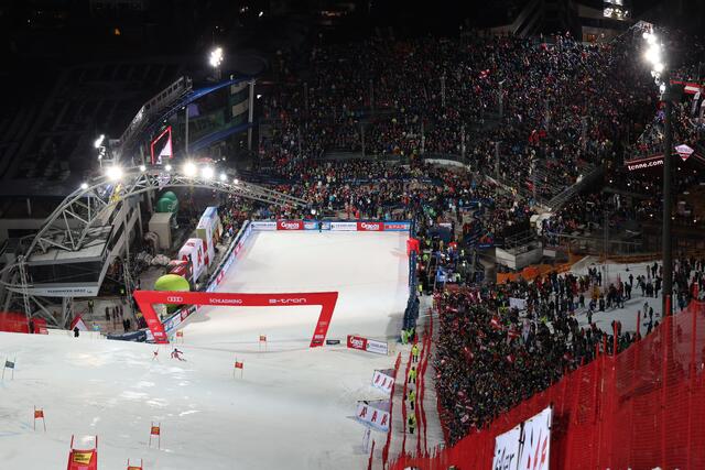 18.000 Fans im Zielstadion und entlang der Piste sorgten für einen wahren Hexenkessel. | Foto: GEPA