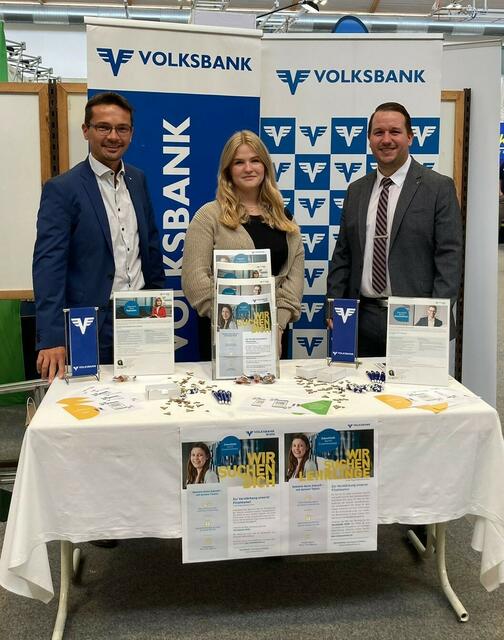 Kommerzkundenberater Martin Ergodt, Lehrling Elina Klement, Filialleiter Markus Schneikart | Foto: Volksbank Horn