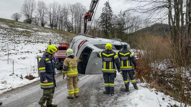 In Steinholz landete ein Pkw-Lenker im Bachbett, nachdem er auf der spiegelglatten Fahrbahn die Kontrolle über sein Fahrzeug verloren hatte. | Foto: Doku NÖ