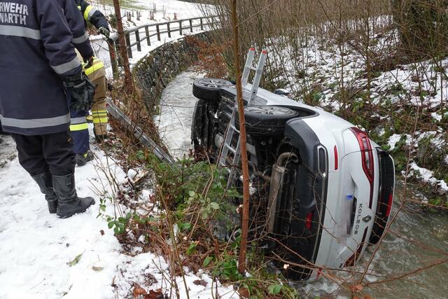 In Steinholz landete ein Pkw-Lenker im Bachbett, nachdem er auf der spiegelglatten Fahrbahn die Kontrolle über sein Fahrzeug verloren hatte. | Foto: Doku NÖ
