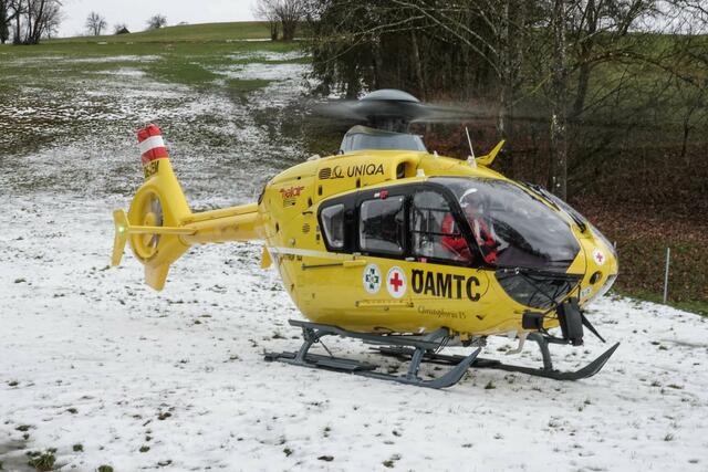 In Steinholz landete ein Pkw-Lenker im Bachbett, nachdem er auf der spiegelglatten Fahrbahn die Kontrolle über sein Fahrzeug verloren hatte. | Foto: Doku NÖ