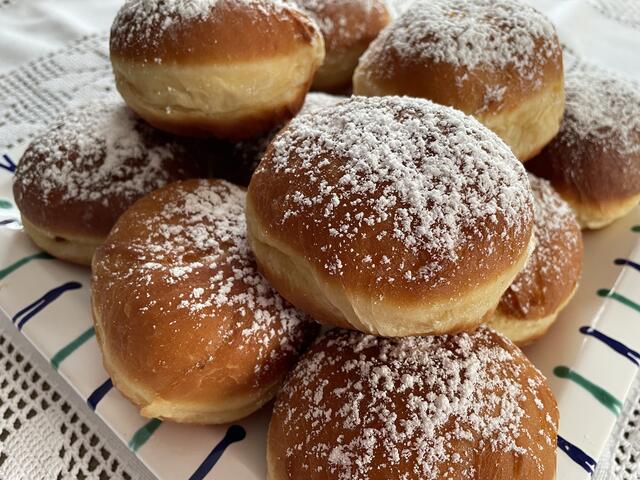 Krapfen müssen fluffig und mit Marillenmarmelade gefüllt sein | Foto: MeinBezirk.at