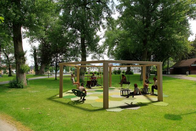 Idee 9: Gemeinsam Schaukeln
Eine Schaukelanlage mit kooperativen Schaukeln ermöglicht gemeinsamen Schaukelspaß trotz unterschiedlicher Fähigkeiten. | Foto: Ludwig Boltzmann Institut für digitale Gesundheit und Prävention