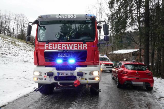 In Steinholz landete ein Pkw-Lenker im Bachbett, nachdem er auf der spiegelglatten Fahrbahn die Kontrolle über sein Fahrzeug verloren hatte. | Foto: Doku NÖ