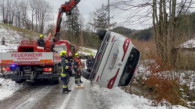 In Steinholz landete ein Pkw-Lenker im Bachbett, nachdem er auf der spiegelglatten Fahrbahn die Kontrolle über sein Fahrzeug verloren hatte. | Foto: Doku NÖ