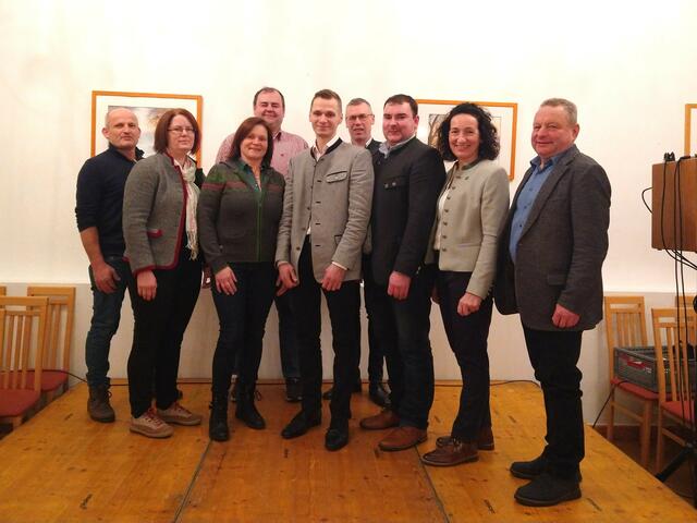 Personen v.l.n.r.: Vizebgm. Manfred Vollnhofer, Gemeindebäuerin Barbara Hlavka, Obmannstellvertreterin GGR Monika Schindler, Kassier Christian Schwarz, Obmann Hermann Grasel, Schriftführer GR Ernst Beiglböck, Obmannstellvertreter GR Gerhard Nagl, Landeskammerrätin Waltraud Ungersböck, Bgm. Alfred Brandstätter | Foto: Waltraud Ungersböck