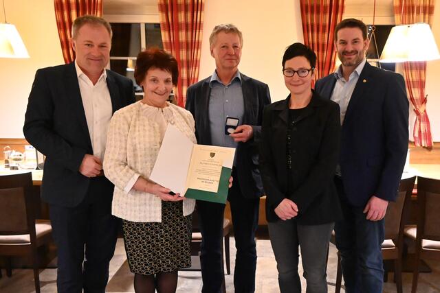 Im Beisein der Stadträte Günter Steindl (links) und DI Stefan Hagmann BSc (rechts) sowie AbtInsp. Sonja Träxler, stellvertretende Kommandantin PI Gföhl, (2.v.re.) überreichte Bürgermeisterin Ludmilla Etzenberger (2.v.li.) die Wappenplakette in Silber an Kontrollinspektor Alfred Doppler (Mitte). | Foto: Stadtgemeinde Gföhl / RS